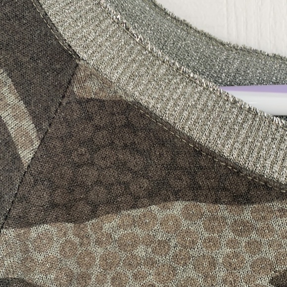 Green cameo sweater - Picture 3 of 8